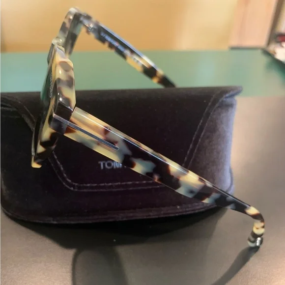TOM FORD TF614. LAUREN-02 55B. Tokyo Tortoise 52mm Ladies  display picture 2
